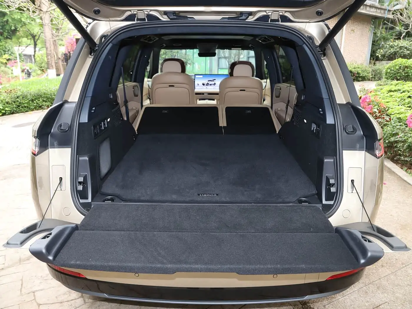 lynk-co-900-interior-brown-37