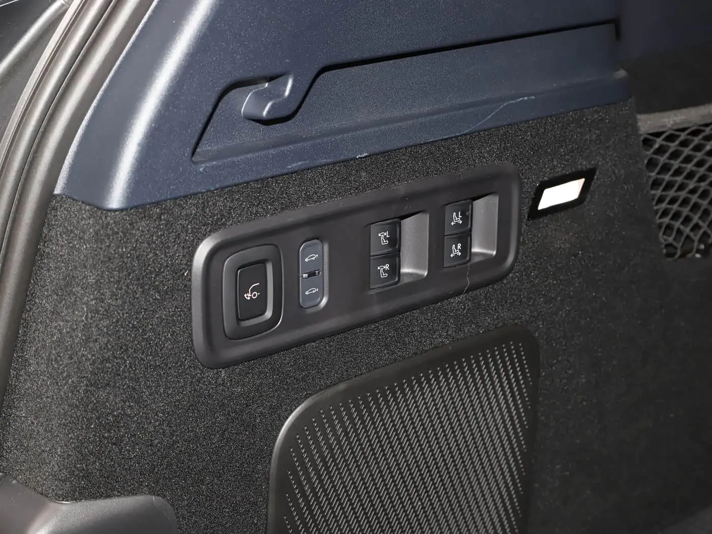 lynk-co-900-interior-brown-38