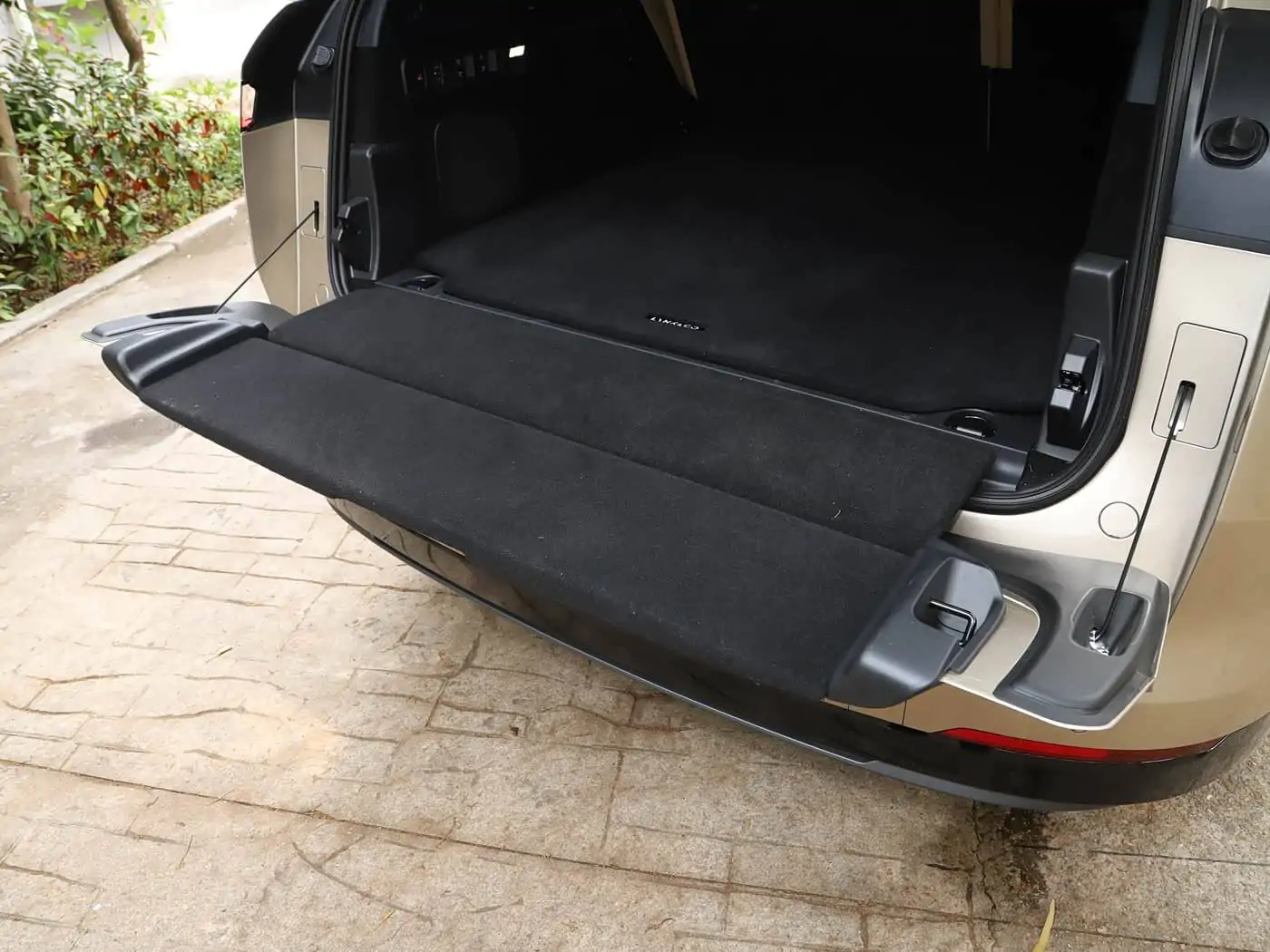 lynk-co-900-interior-brown-40