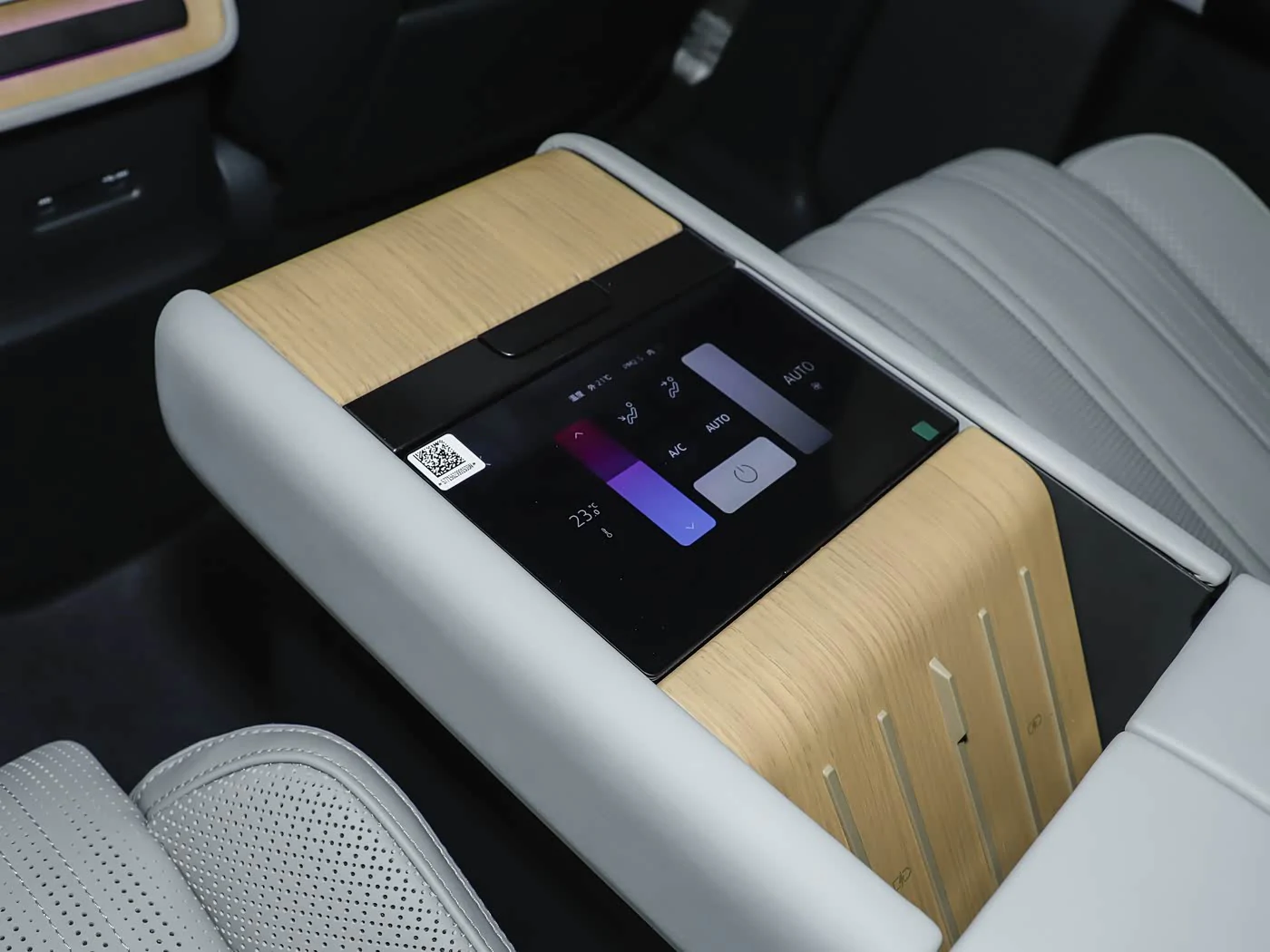 audi-ex7-interior-white-23