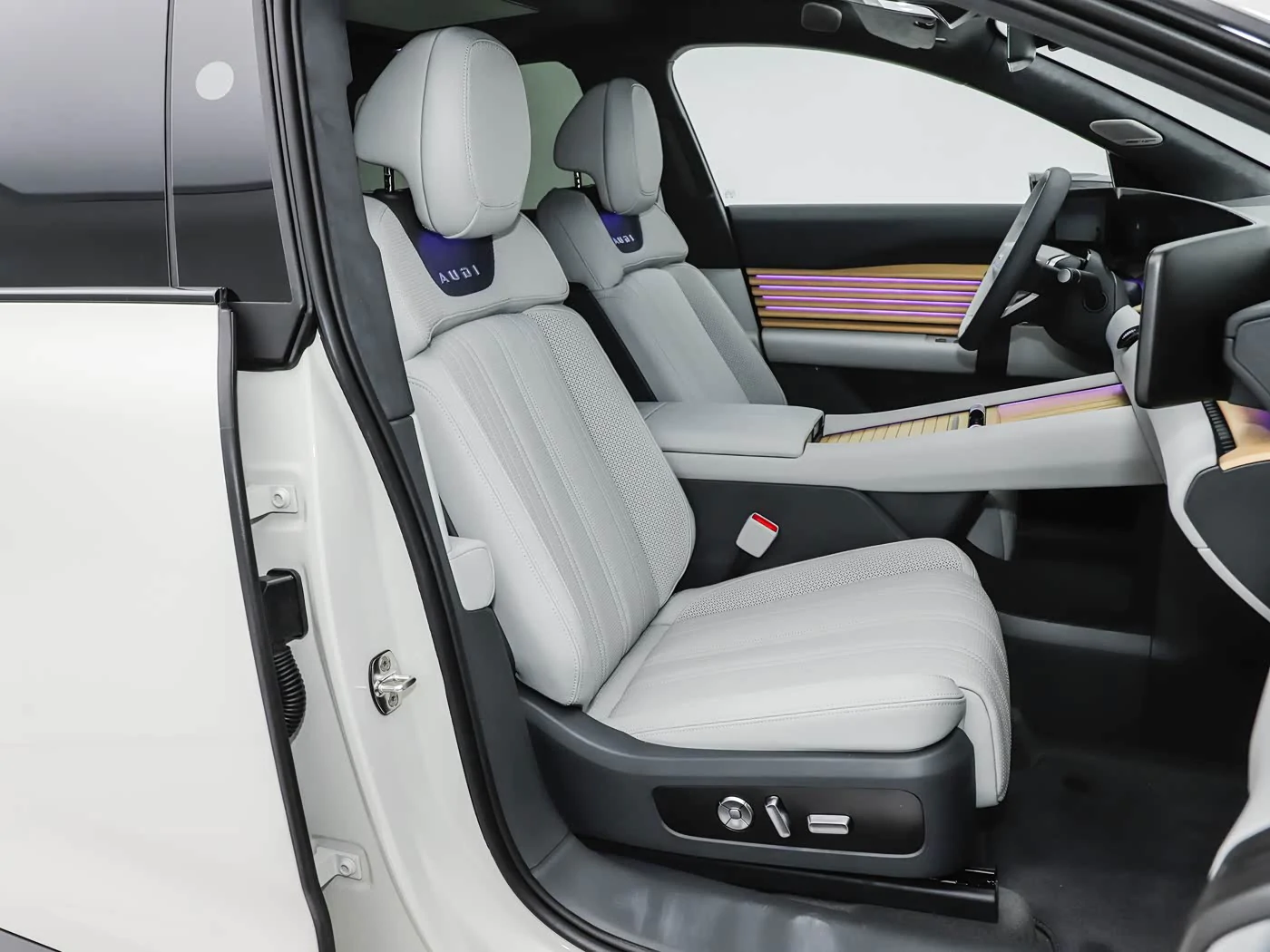 audi-ex7-interior-white-31