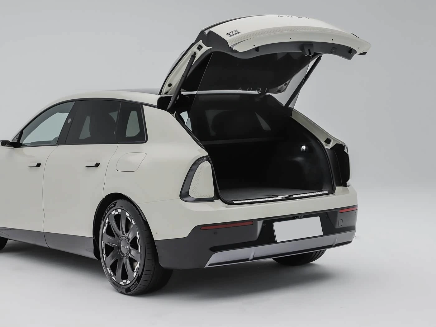 audi-ex7-interior-white-32