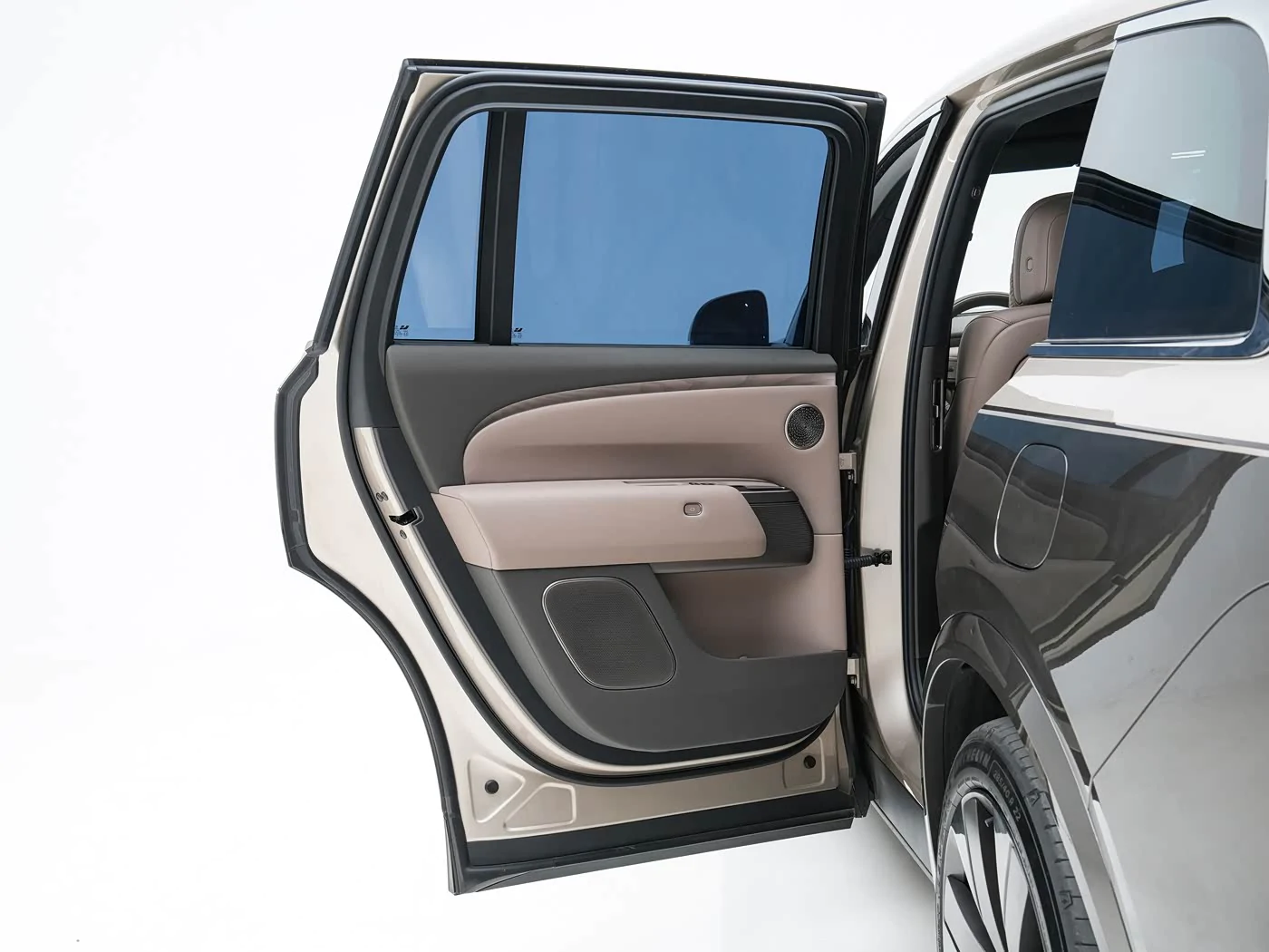 l9-livis-interior-brown-20