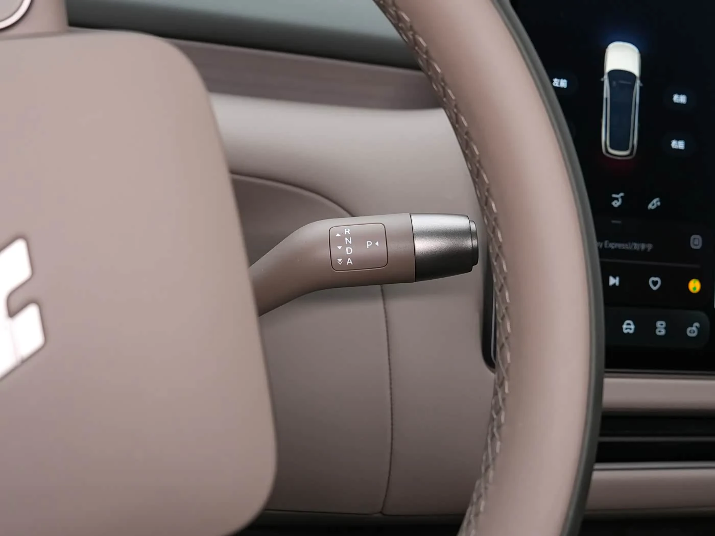 l9-livis-interior-brown-6