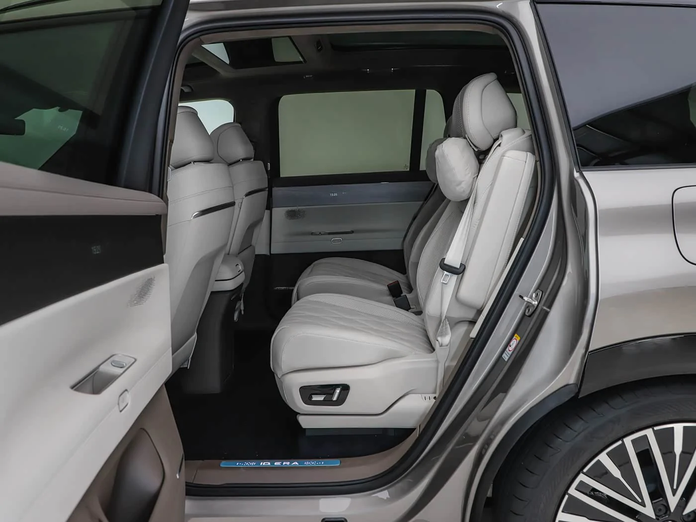 volkswagen-id-era-9x-interior-white-12