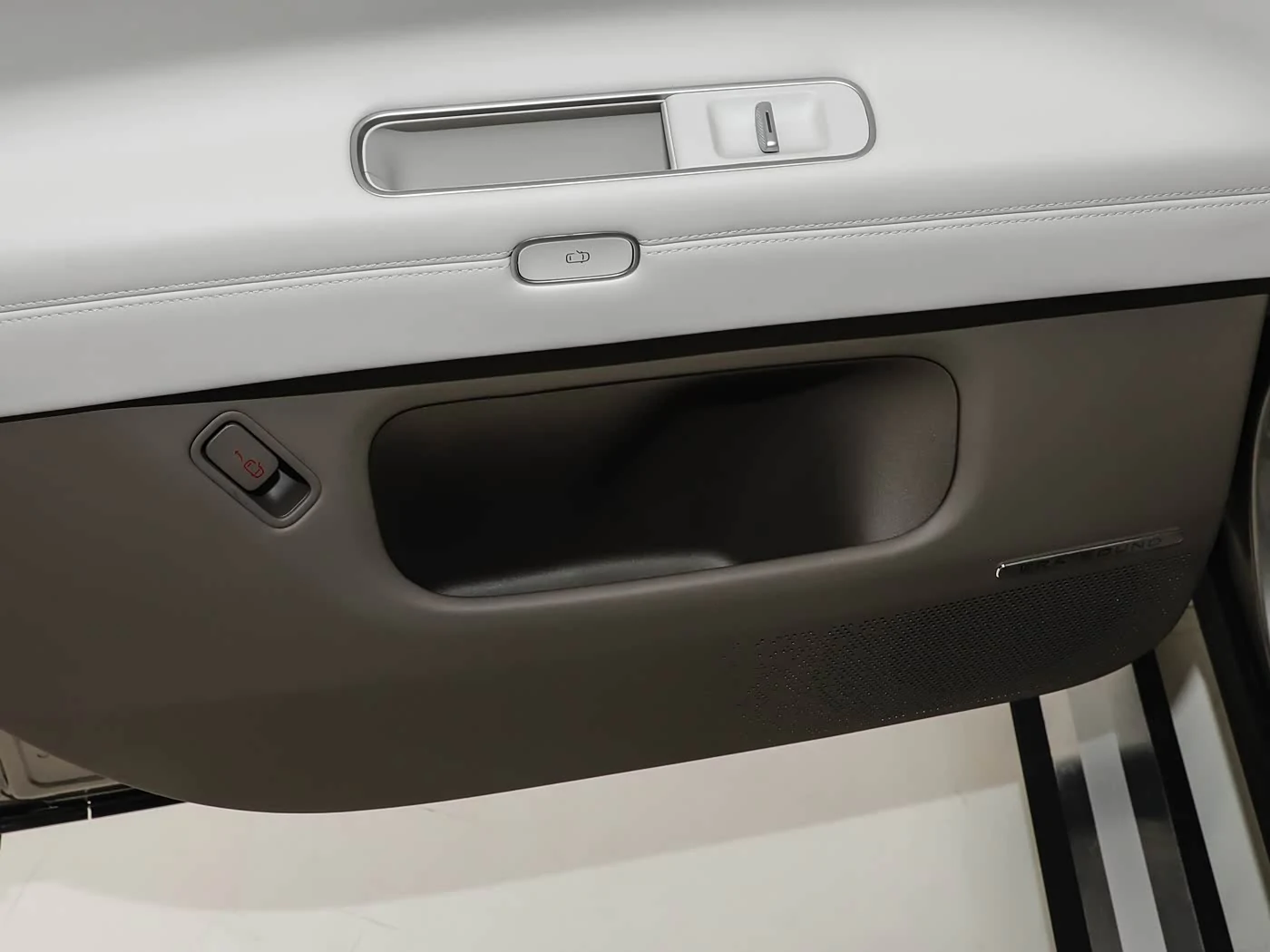 volkswagen-id-era-9x-interior-white-15