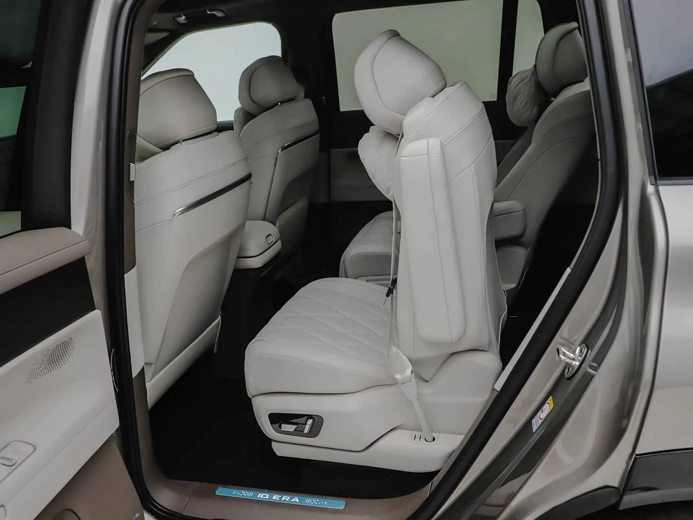 volkswagen-id-era-9x-interior-white-19