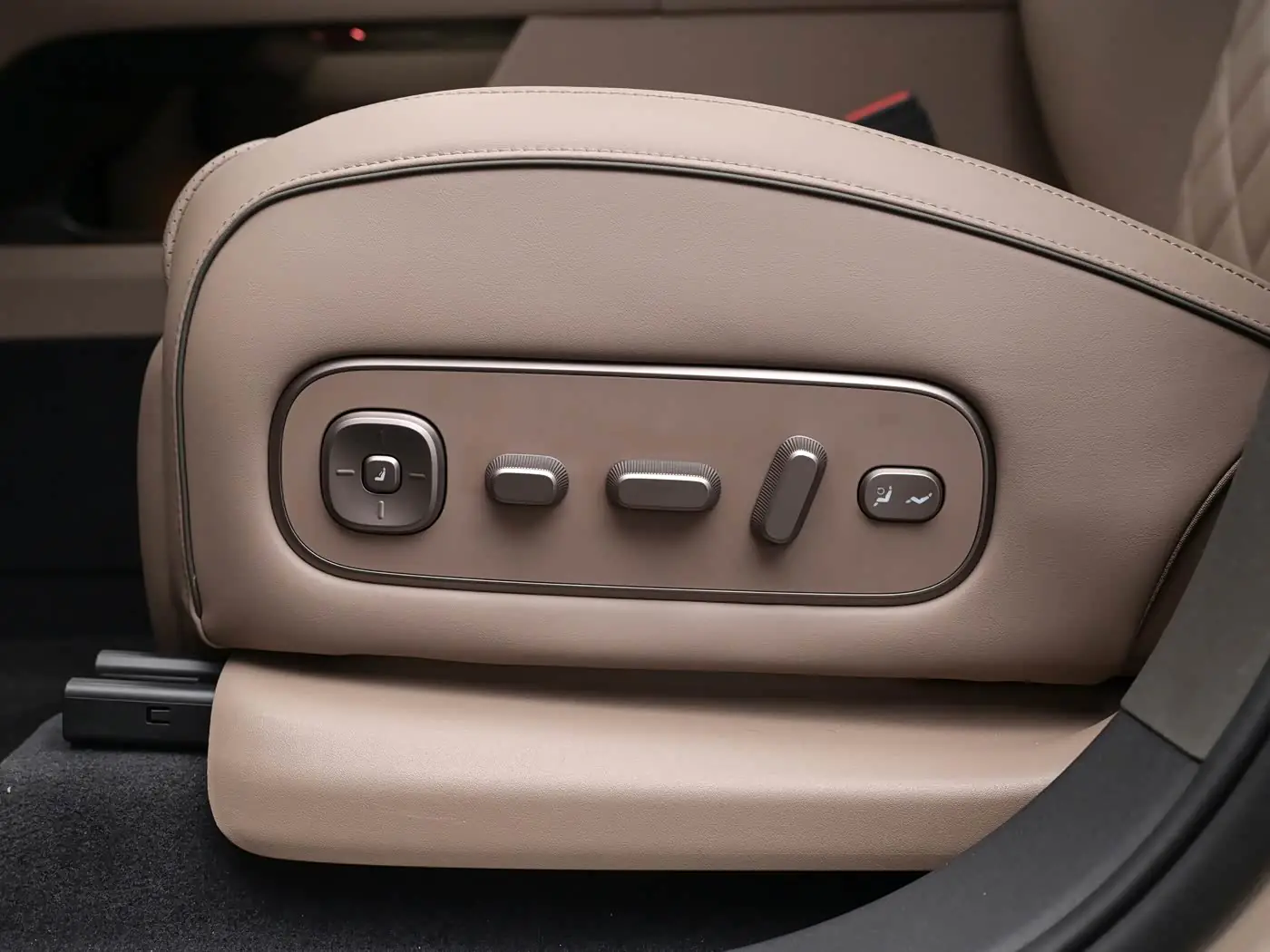 lixiang-l8-livis-interior-foto-brown-12