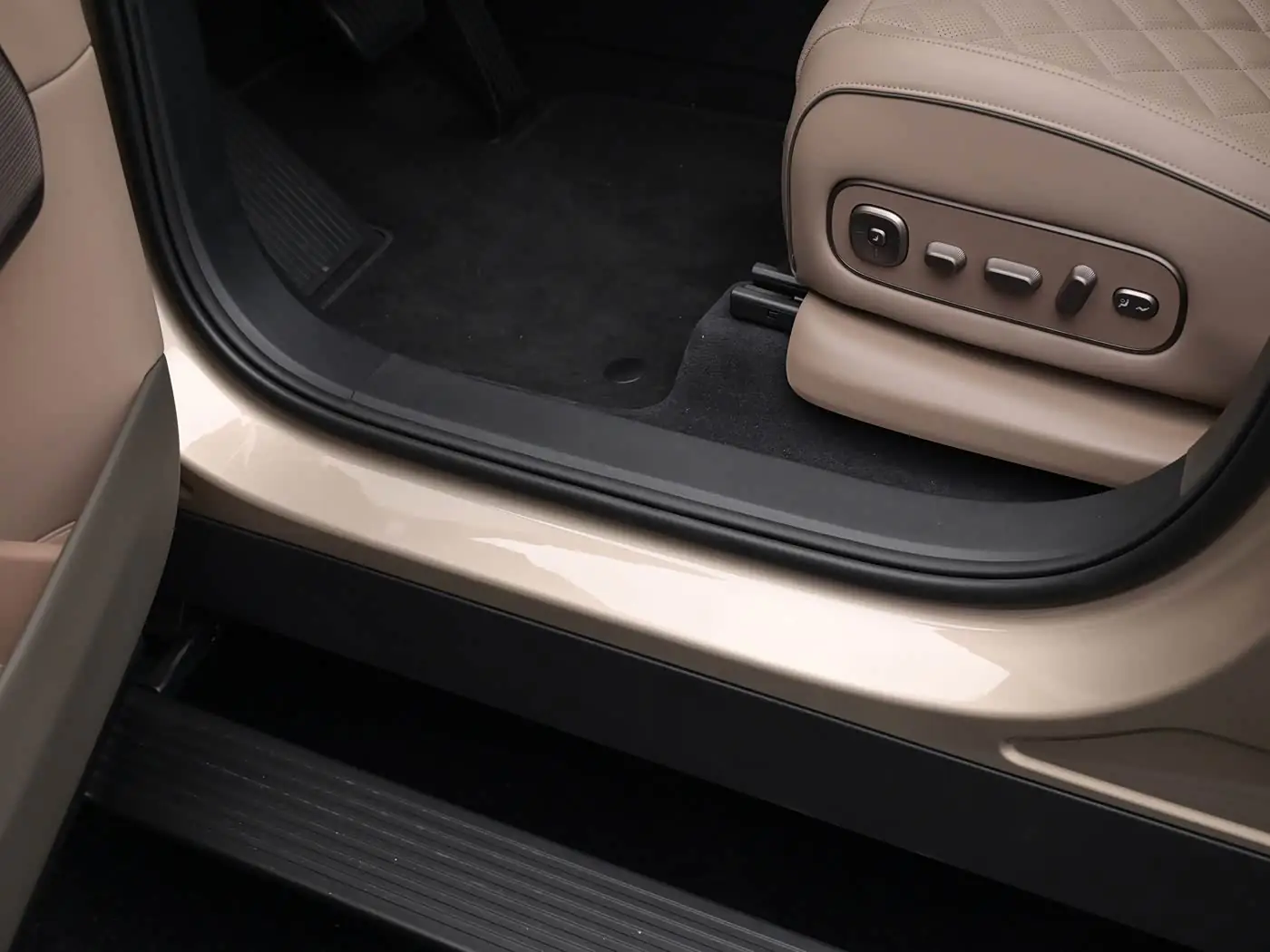 lixiang-l8-livis-interior-foto-brown-13