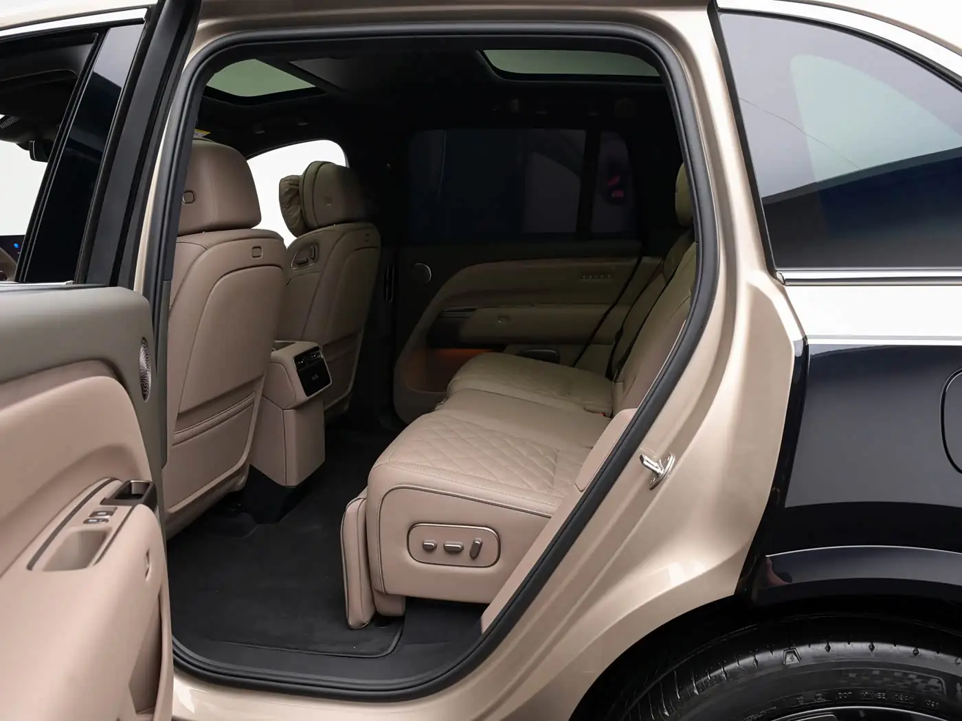 lixiang-l8-livis-interior-foto-brown-16