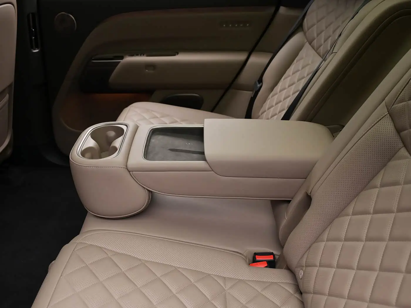 lixiang-l8-livis-interior-foto-brown-20