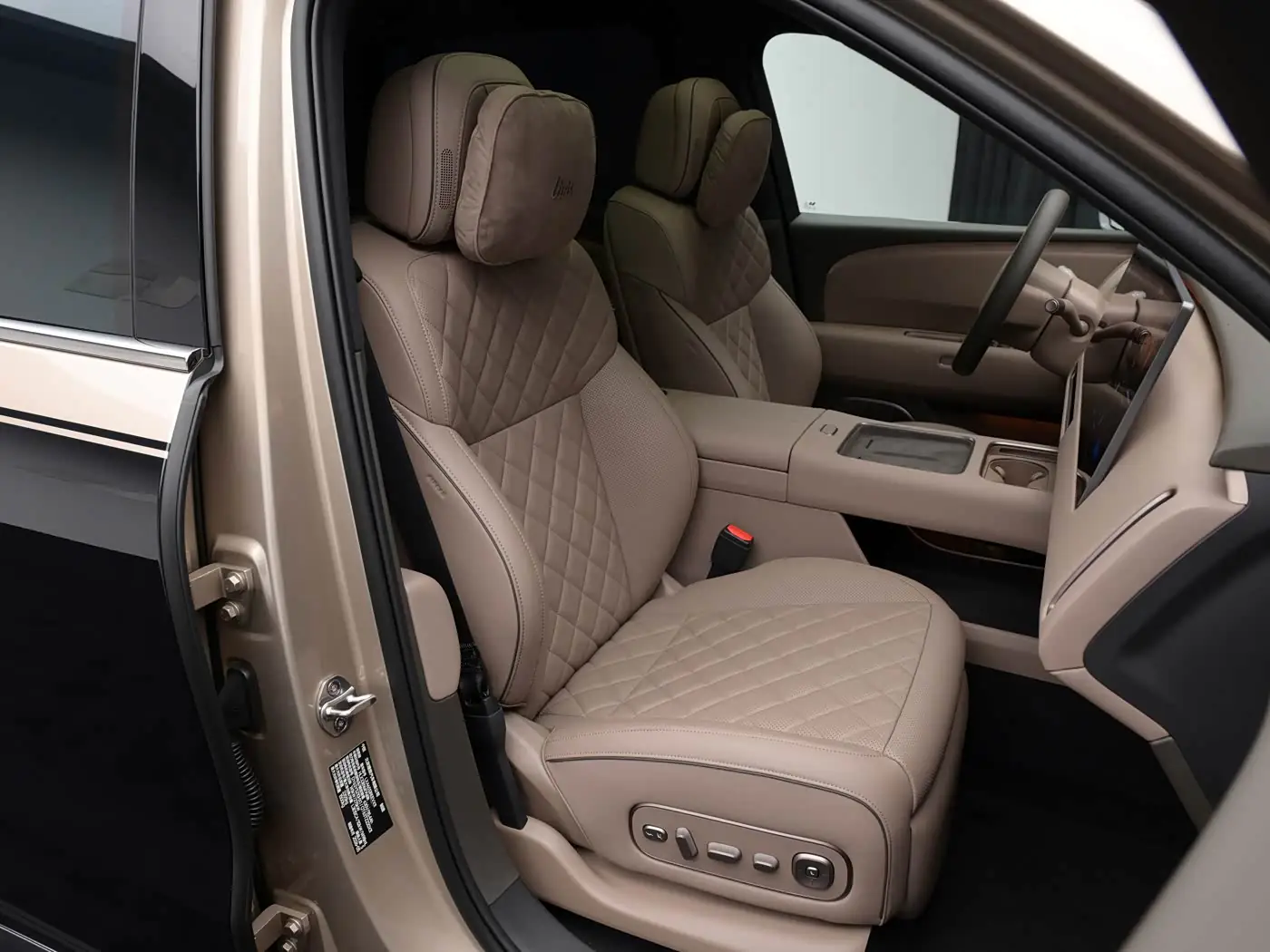 lixiang-l8-livis-interior-foto-brown-23