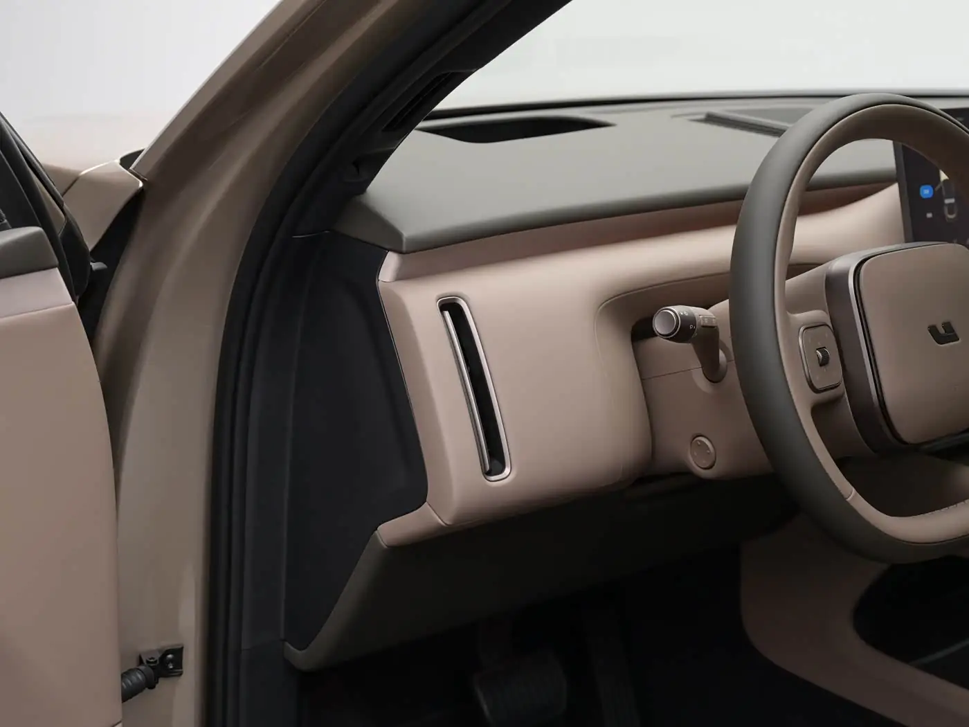 lixiang-l8-livis-interior-foto-brown-6
