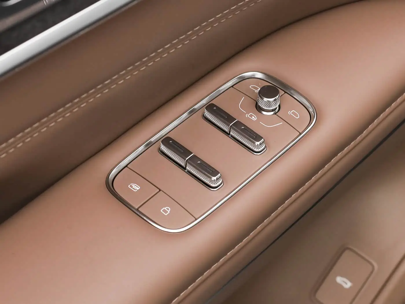 wuling-starlight-l-interior-brown-20