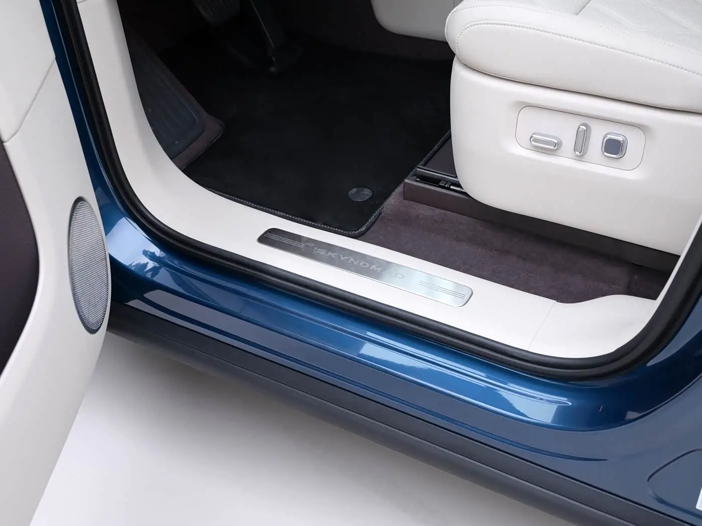 sky-nomad-n70-interior-white-15