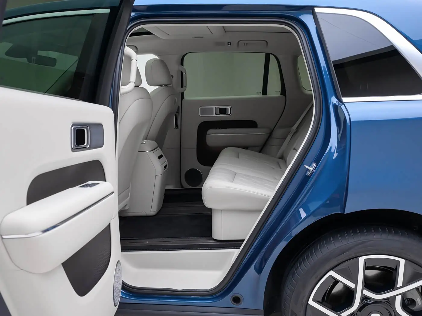 sky-nomad-n70-interior-white-17