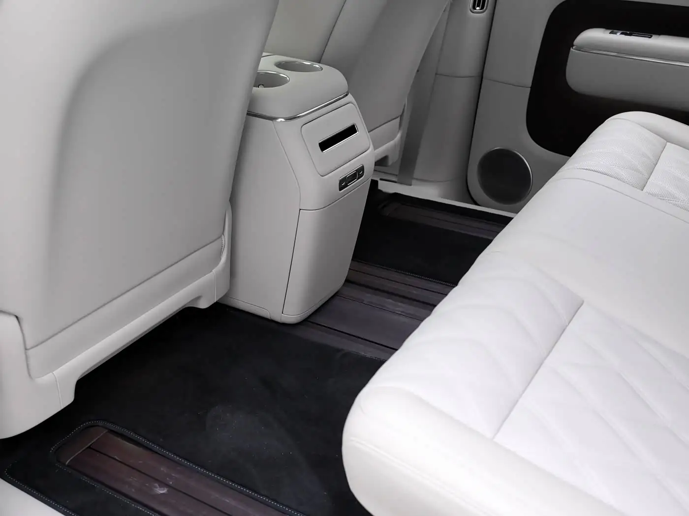 sky-nomad-n70-interior-white-20