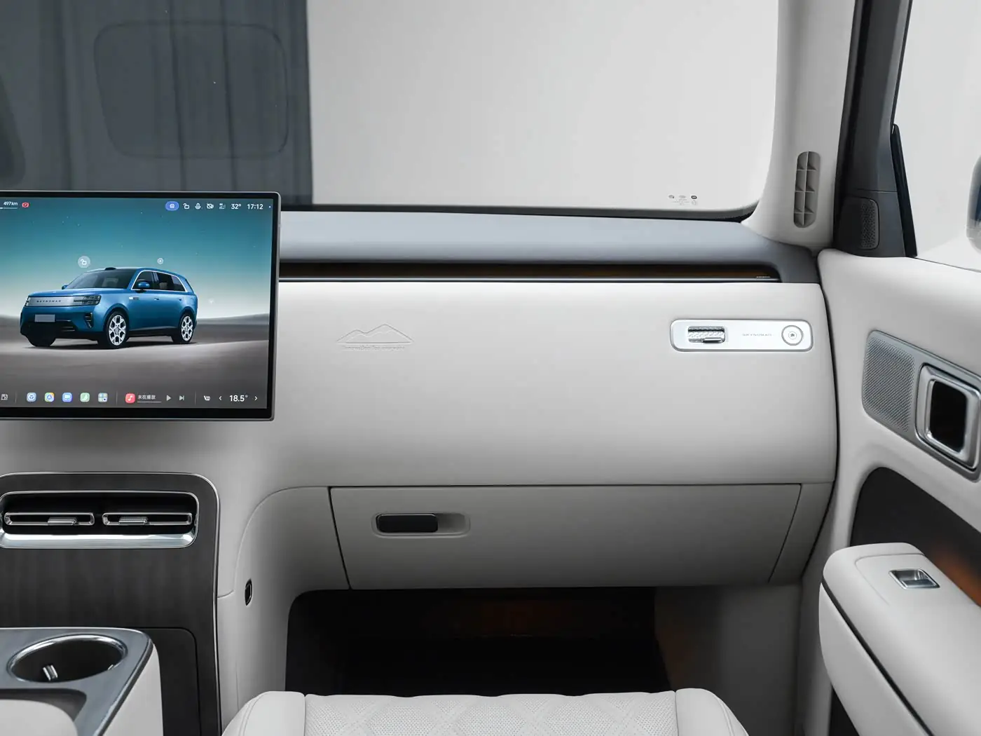 sky-nomad-n70-interior-white-4