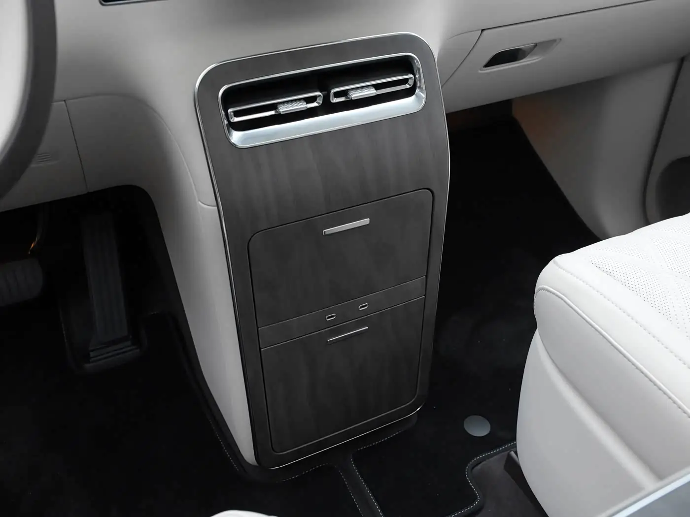 sky-nomad-n70-interior-white-9