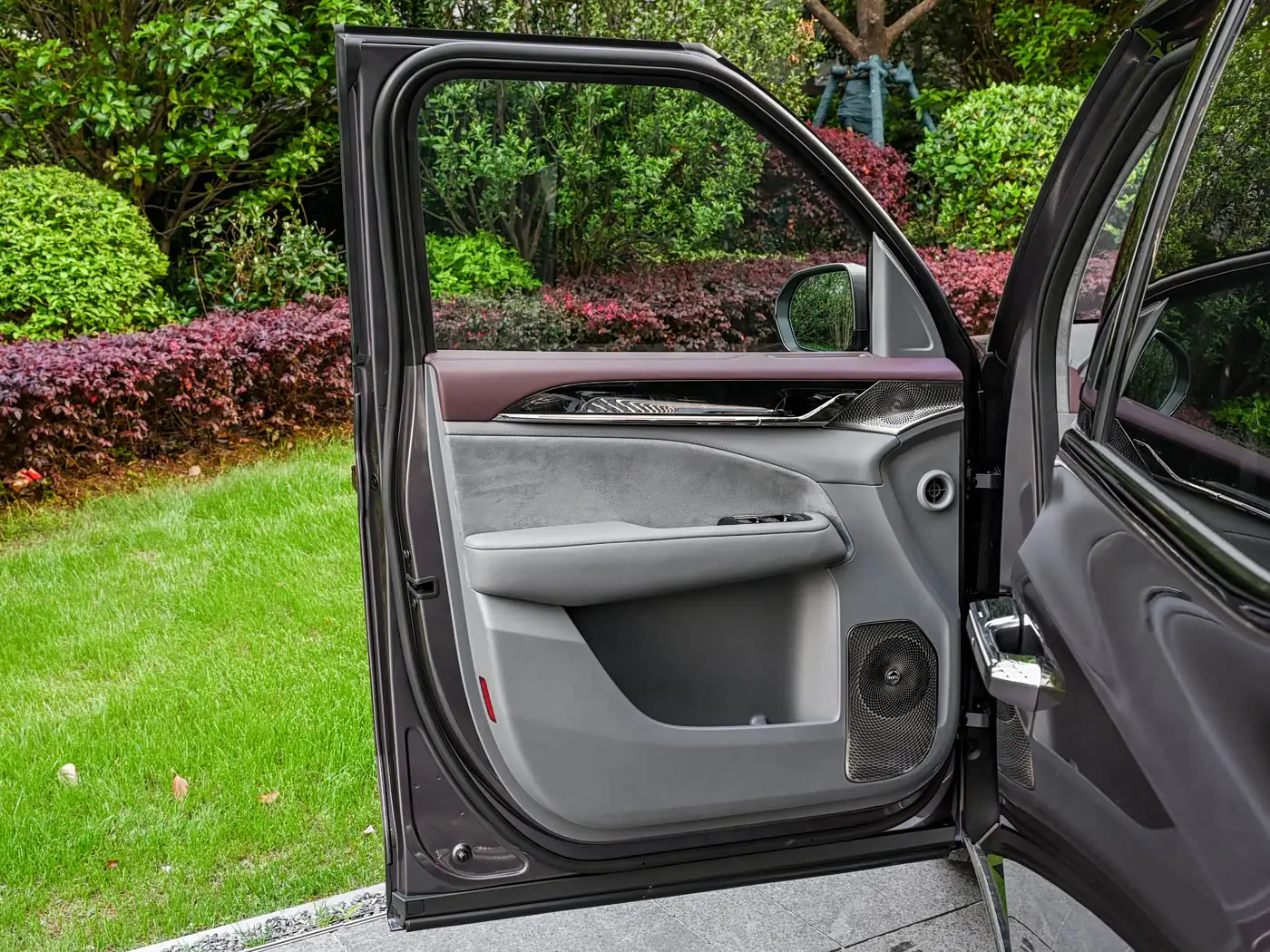 zeekr-009-2026-interior-purple-gray-12