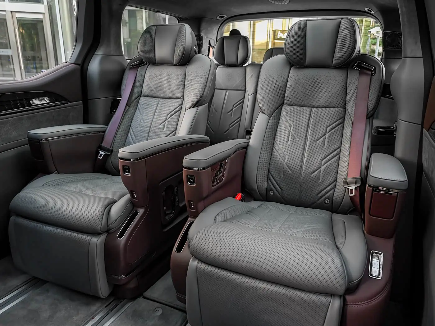 zeekr-009-2026-interior-purple-gray-14
