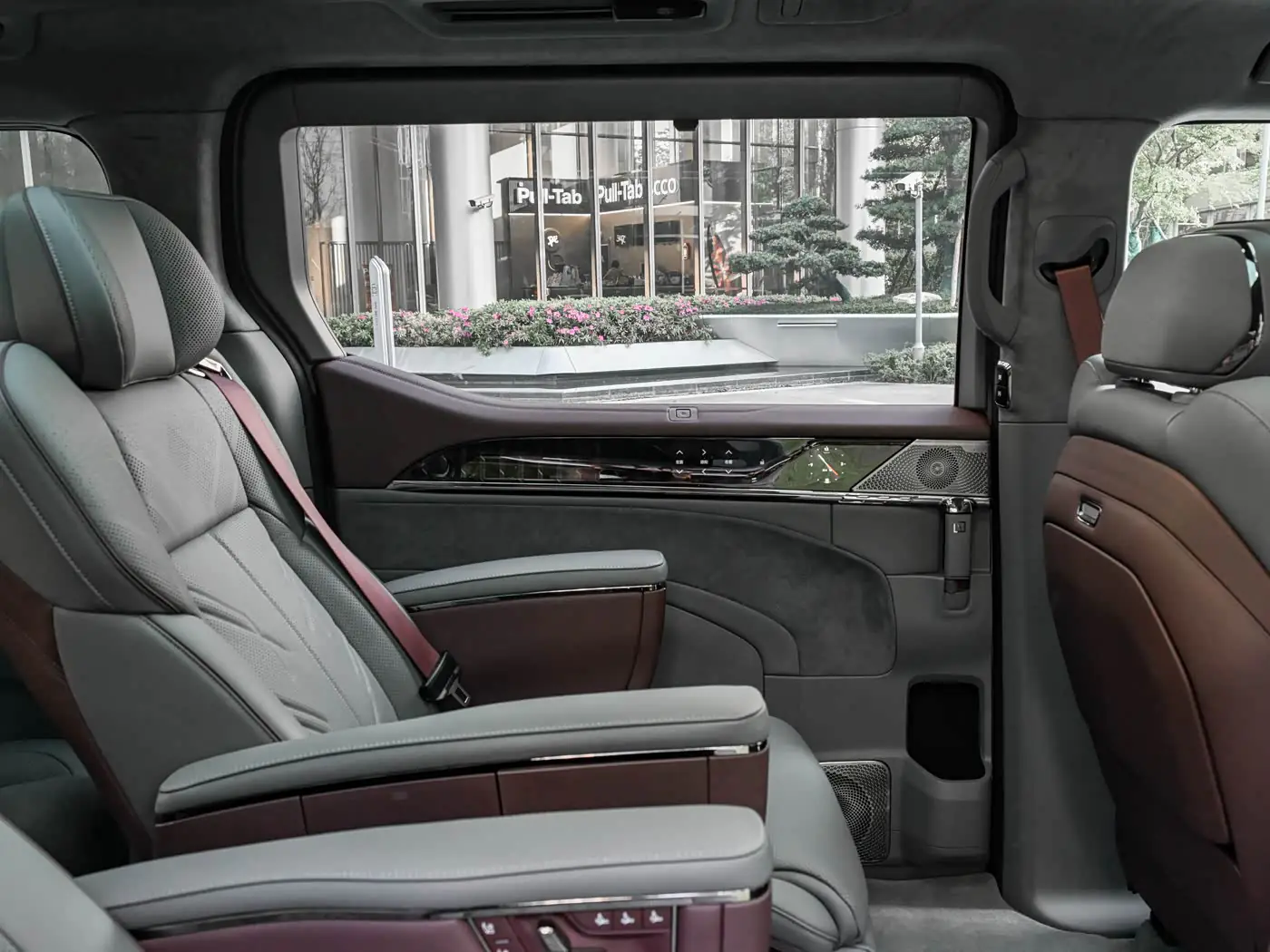 zeekr-009-2026-interior-purple-gray-15