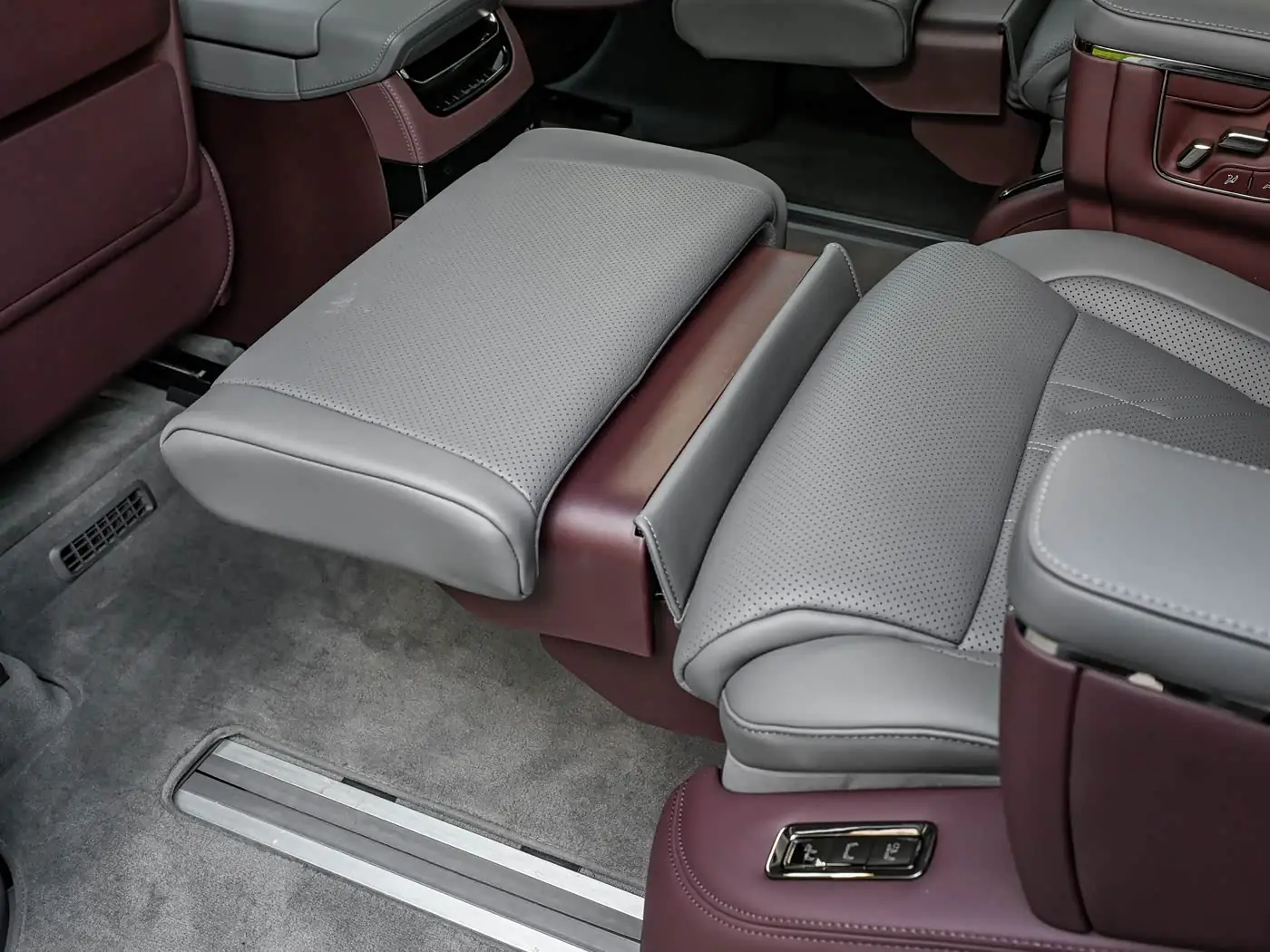 zeekr-009-2026-interior-purple-gray-21