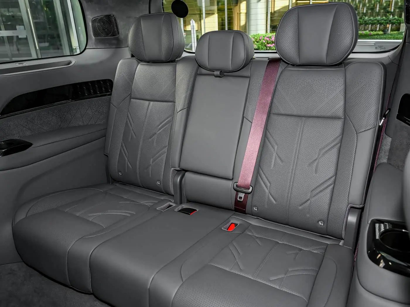 zeekr-009-2026-interior-purple-gray-22