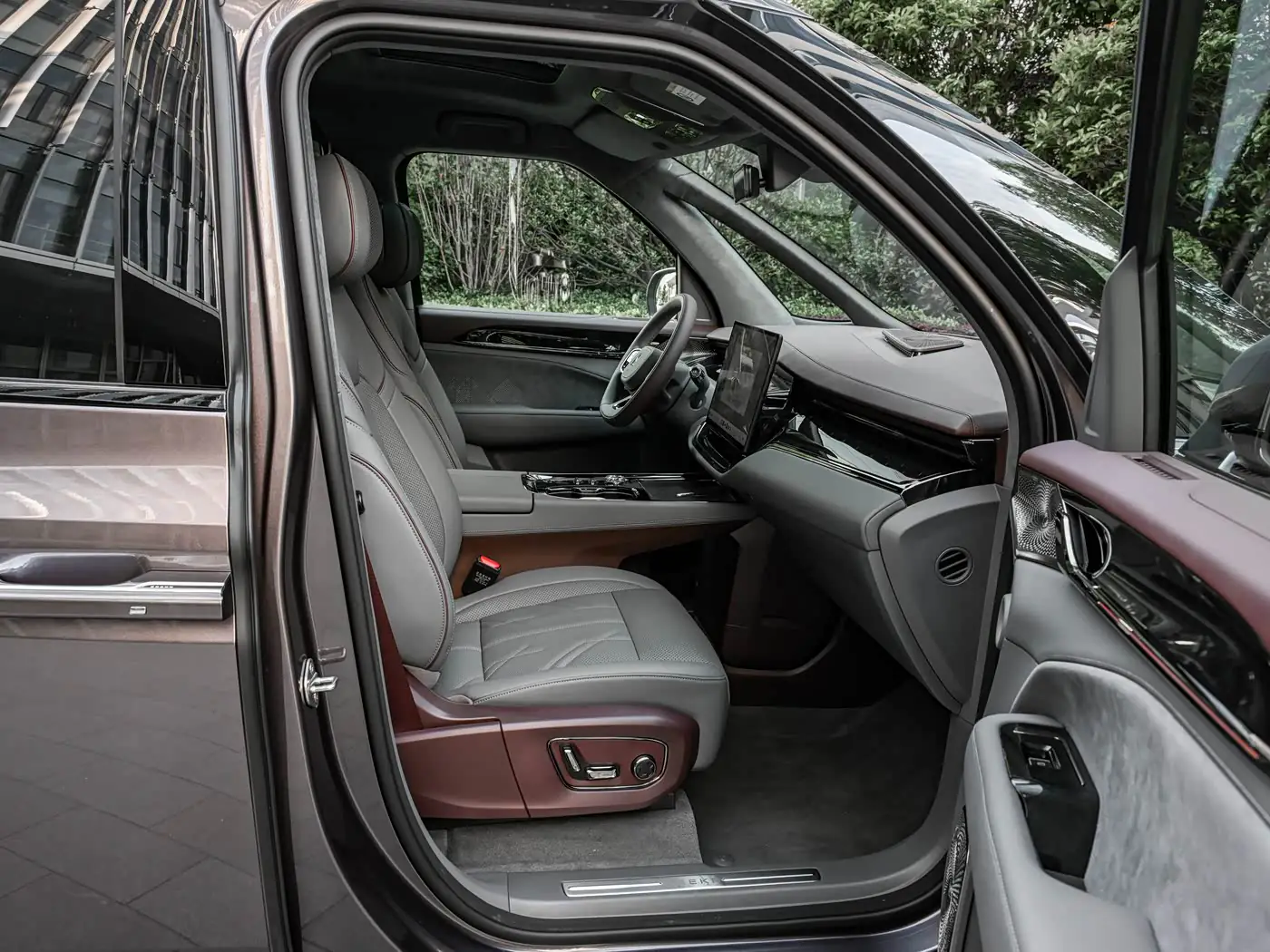 zeekr-009-2026-interior-purple-gray-23