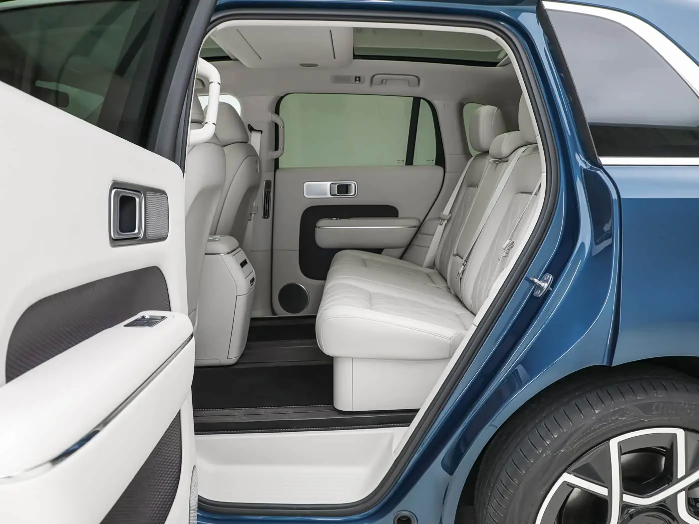 sky-nomad-n70-interior-white-42